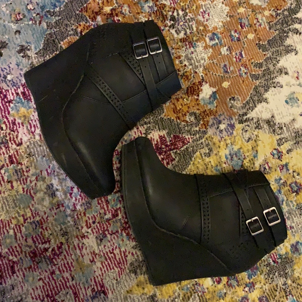 Black leather wedge ankle bootie size 7